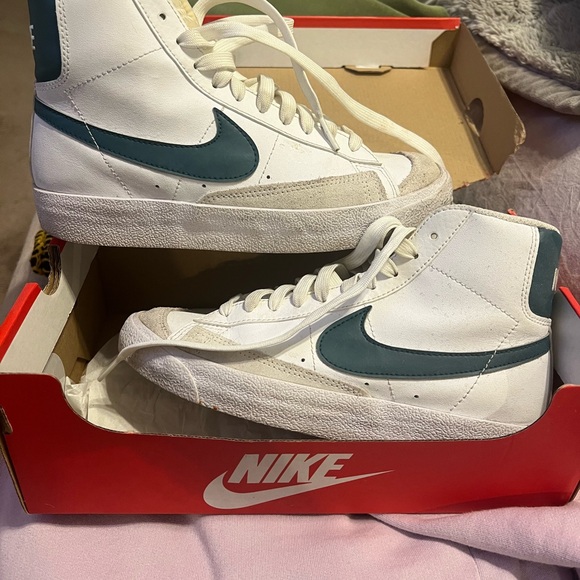 Nike Other - Nike White and Green Blazer